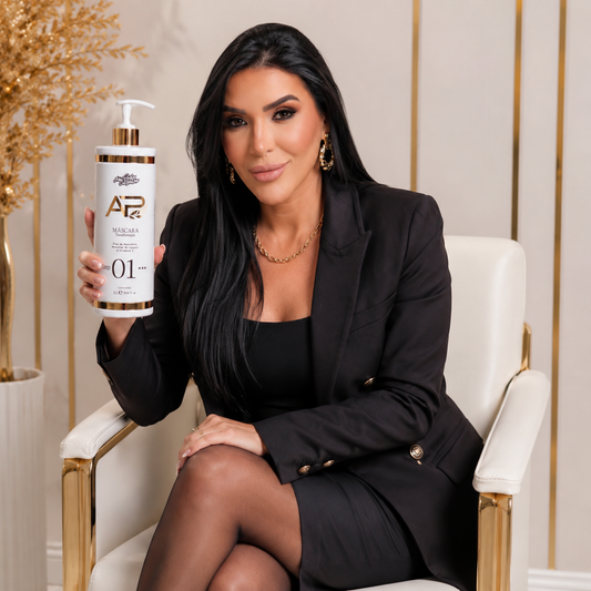 Ana Paula Carvalho tenant le lissage brésilien Liso Lambido Step 1, lissage professionnel sans formol pour brillance miroir, douceur extrême et maîtrise du volume