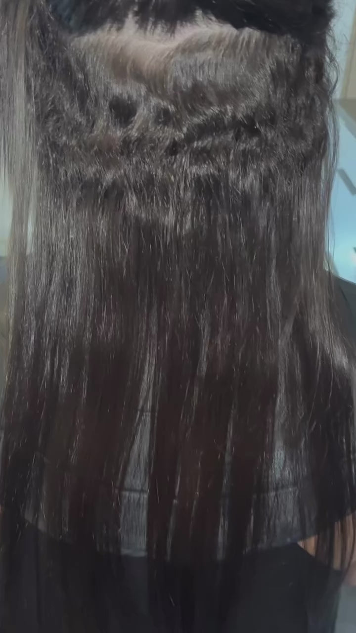 Charger la vidéo : Résultat d'un lissage Kératine professionnel sur cheveux bouclés avec repousse de 5 mois, avant après, cheveux lisses, brillants, souples, sans frisottis et finition naturelle.